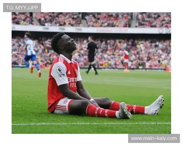 欧冠赛场现趣味一幕:阿森纳远征军球迷看报纸“无视”比赛 欧冠赛场现趣味一幕:阿森纳远征军球迷看报纸“无视”比赛